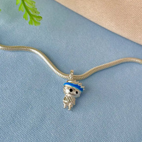 Berloque prata 925 menino atleta com faixa azul em colar, ideal para presente criativo