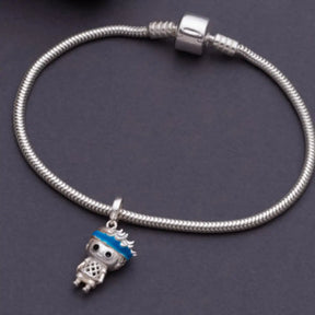 Pulseira prata com pingente menino atleta esmaltado azul, joia moderna para esportistas
