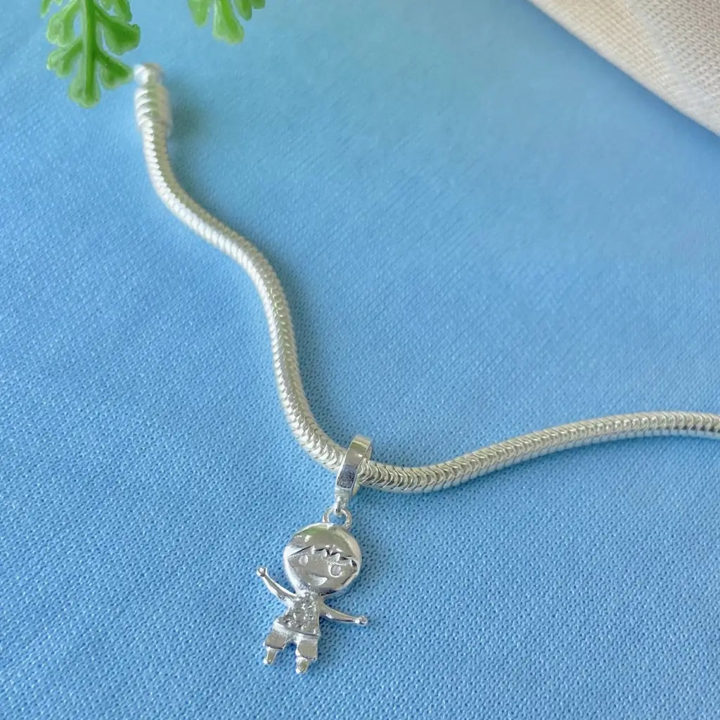 Pulseira em prata 925 com berloque de menino com pedras cravadas