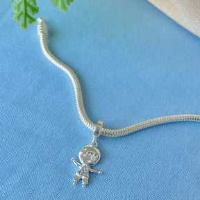 Pulseira em prata 925 com berloque de menino com pedras cravadas