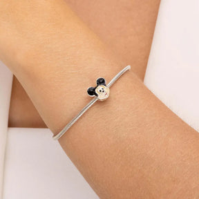 modelo usando berloque mickey