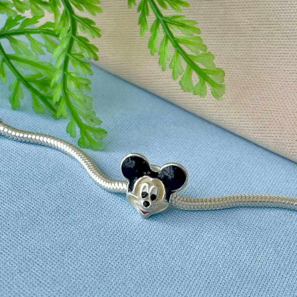 detalhes berloque mickey