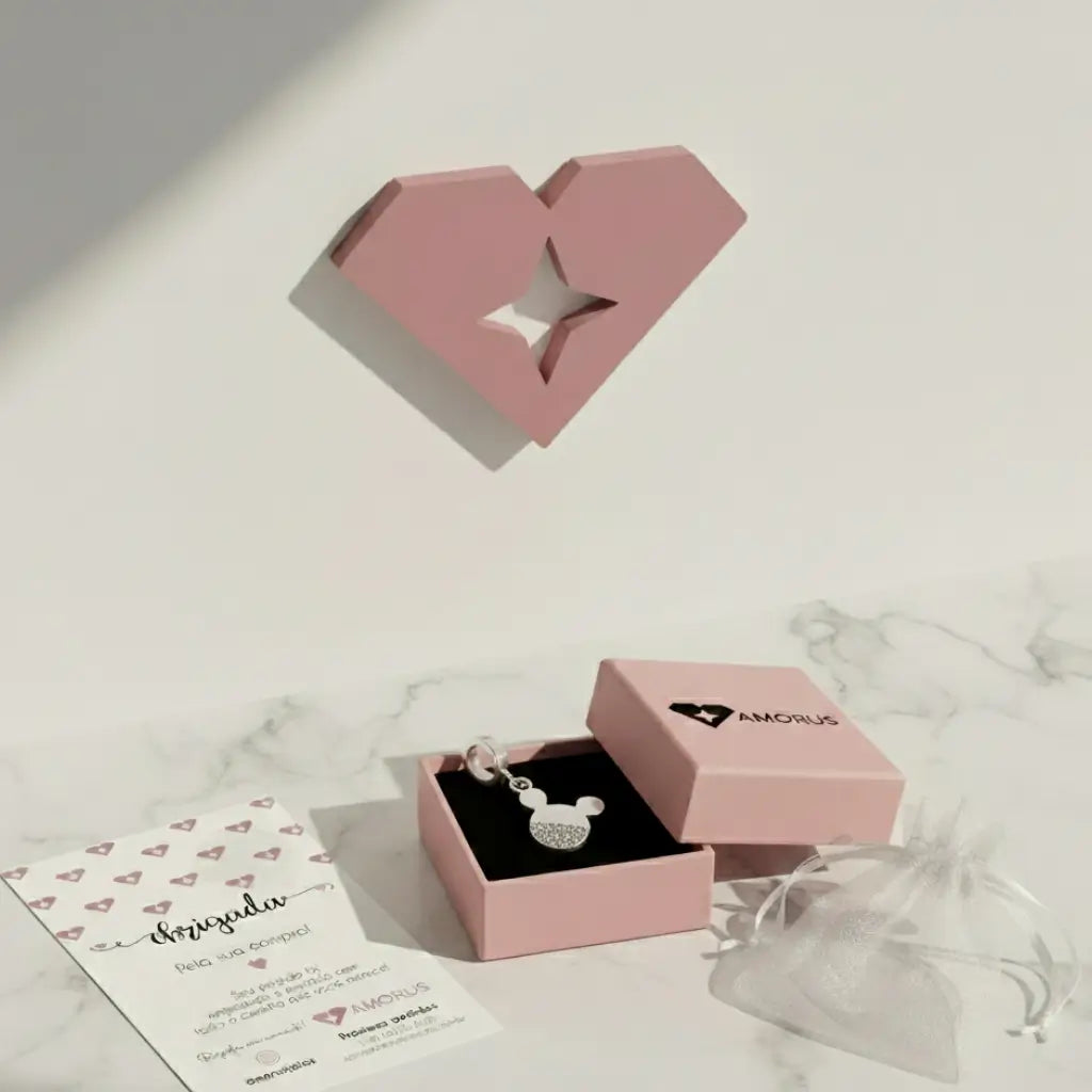 Berloque Mickey cravejado em prata 925 dentro da caixa rosa Amorus, com embalagem presenteável e cartão de agradecimento