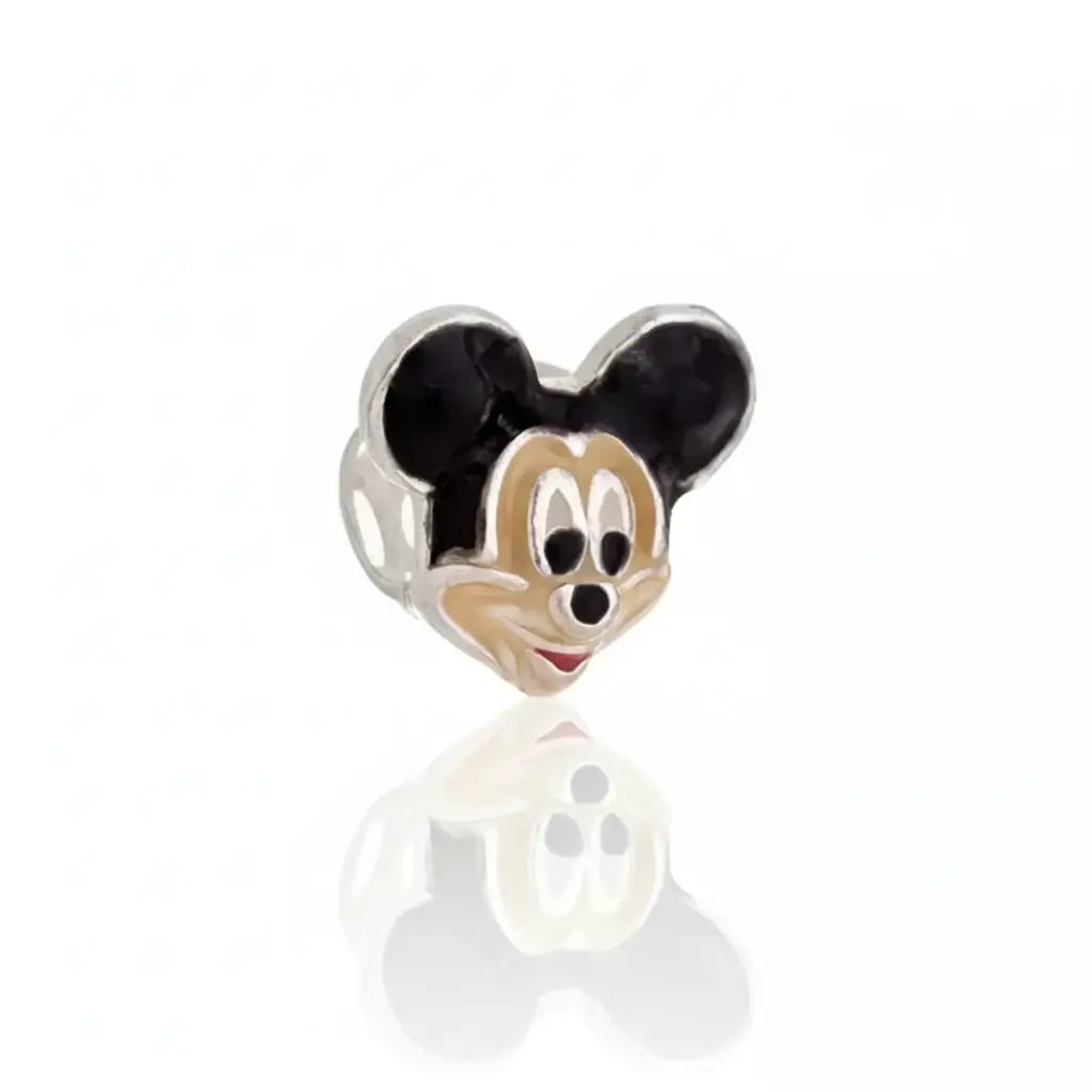 Berloque Prata 925 do Mickey, esmaltado em preto e bege, em destaque sobre fundo branco reflexivo.