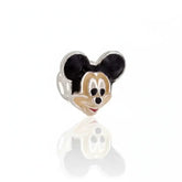 Berloque Prata 925 do Mickey, esmaltado em preto e bege, em destaque sobre fundo branco reflexivo.