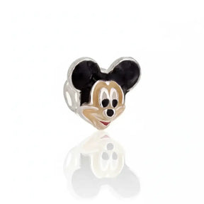 Berloque Prata 925 do Mickey, esmaltado em preto e bege, em destaque sobre fundo branco reflexivo.