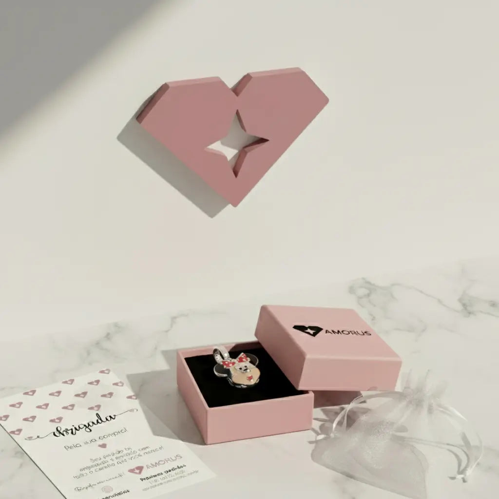 Berloque Minnie em Prata 925 com laço vermelho em caixa rosa Amorus, ideal para presentear.