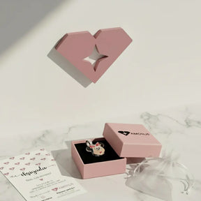 Berloque Minnie em Prata 925 com laço vermelho em caixa rosa Amorus, ideal para presentear.