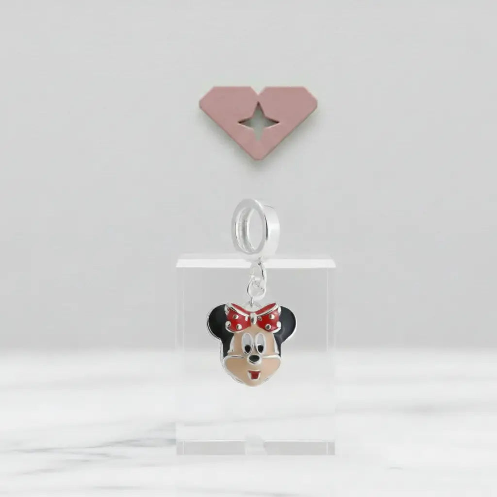 Berloque Minnie em Prata 925 com laço vermelho esmaltado e acabamento esmaltado de alta qualidade.