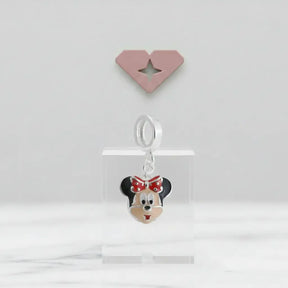 Berloque Minnie em Prata 925 com laço vermelho esmaltado e acabamento esmaltado de alta qualidade.