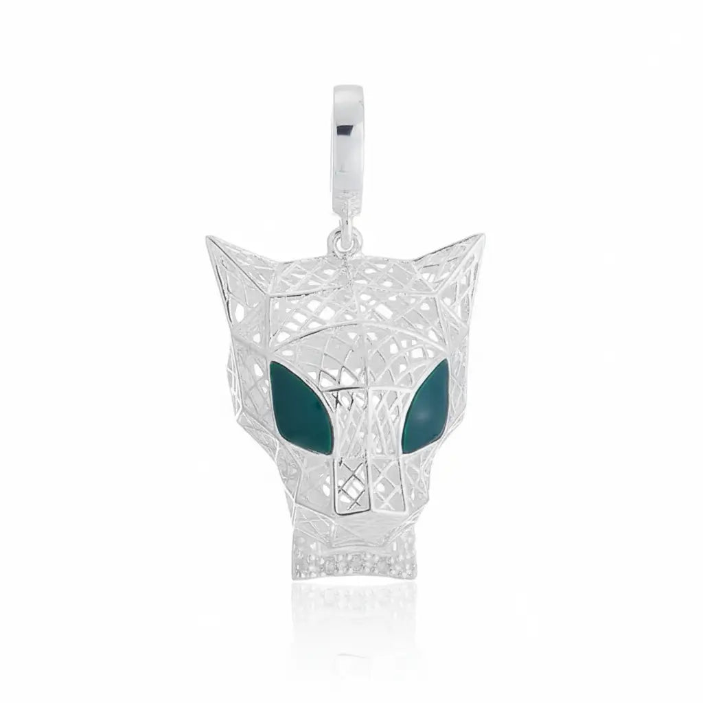 Berloque em Prata 925 formato cabeça de pantera 3D, design geométrico com olhos verdes em destaque.