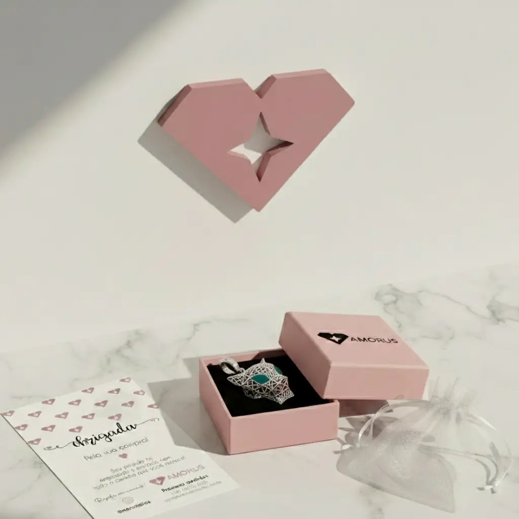 Berloque Prata 925 pantera 3D exibido em caixa rosa Amorus, peça sofisticada com detalhes geométricos e olhos verdes.
