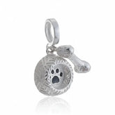 Berloque prata 925 com patinha de animal em medalha com textura e ossinho pendurado