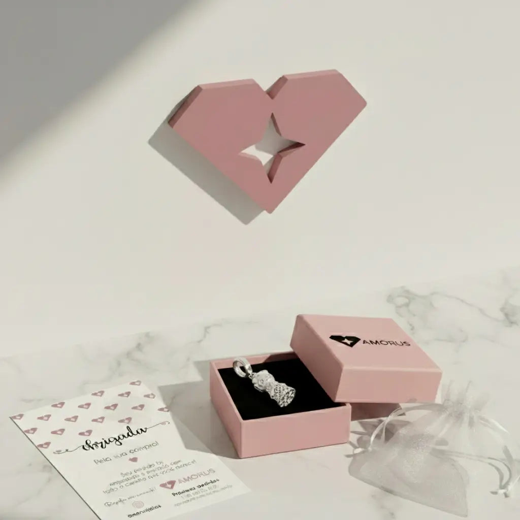 Berloque Princesa em Prata 925 dentro de caixa rosa Amorus, perfeito para presentear fãs de joias temáticas e pulseiras personalizadas.