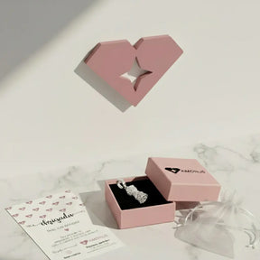 Berloque Princesa em Prata 925 dentro de caixa rosa Amorus, perfeito para presentear fãs de joias temáticas e pulseiras personalizadas.