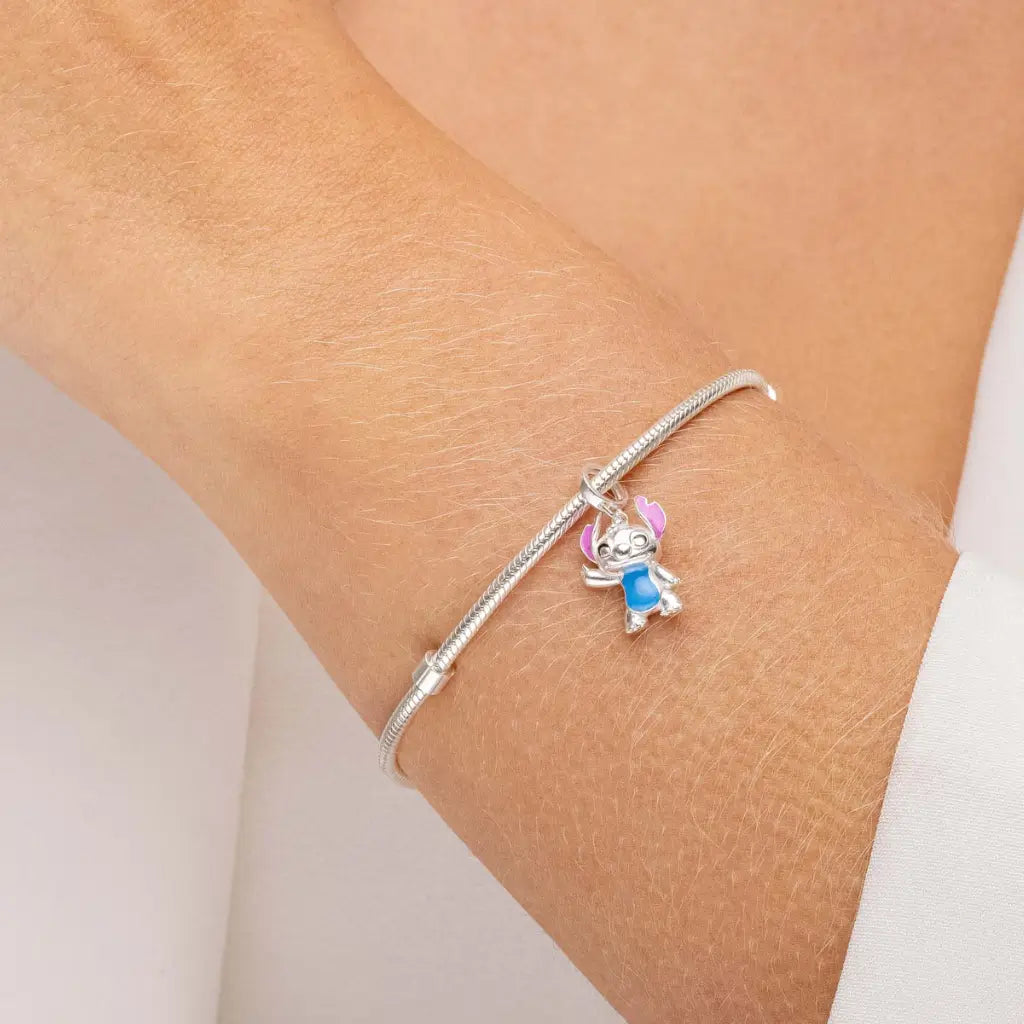 Pingente Stitch em prata para pulseiras colecionáveis, com acabamento esmaltado.