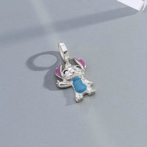 Charm Stitch prata 925 com detalhes coloridos, acessório temático para pulseiras.