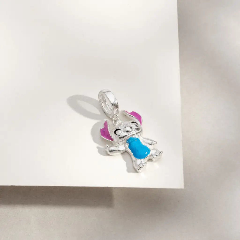 Joia Stitch em prata com design divertido e delicado, ideal para pulseiras femininas.
