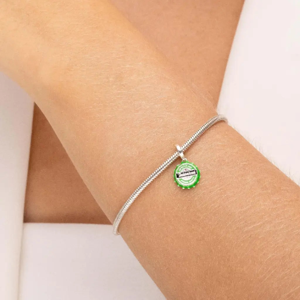 Pulseira com pingente Heineken prata 925 no pulso, joia temática para apaixonados por cerveja