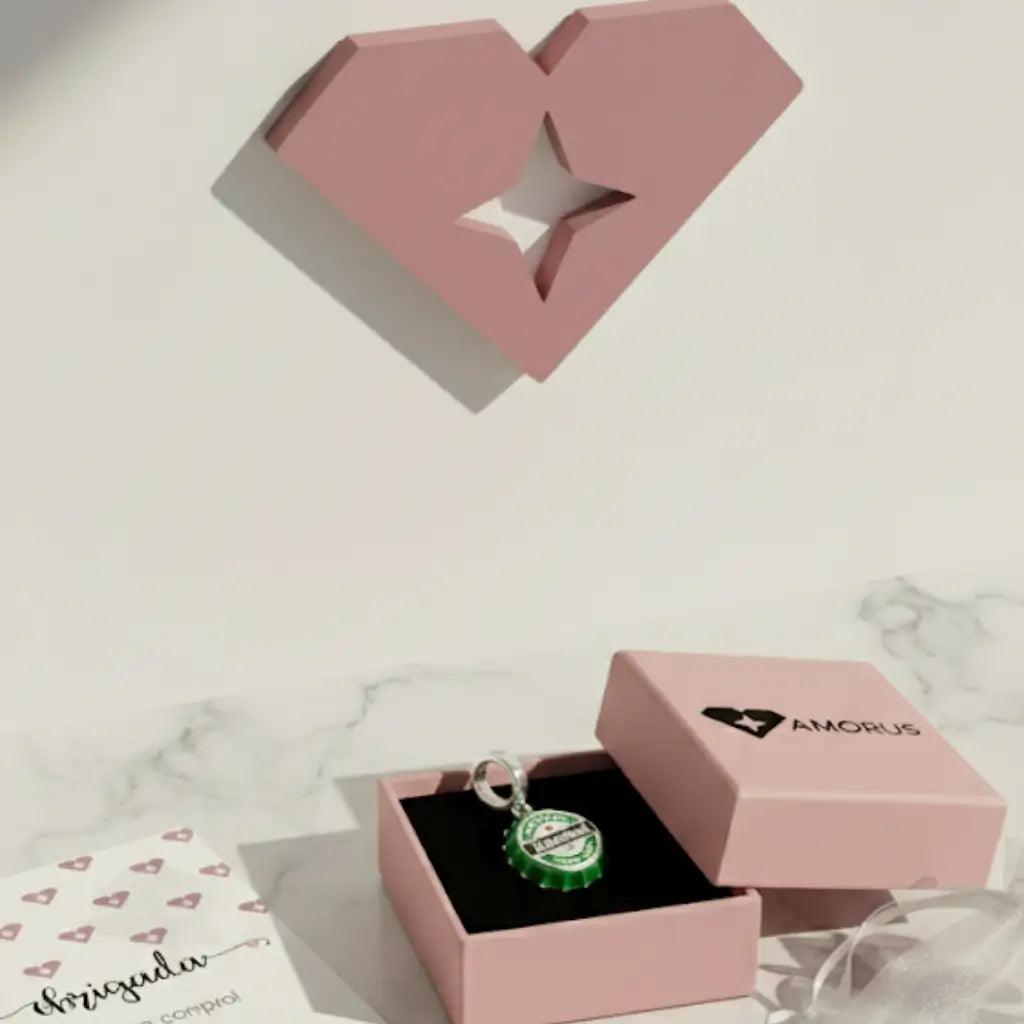 Pingente tampa Heineken prata 925 em caixa presenteável Amorus com cartão personalizado
