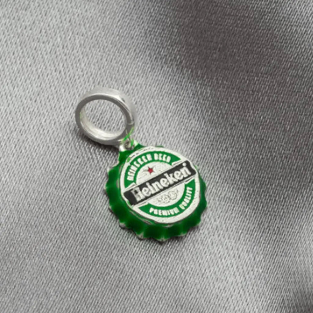 Pingente prata 925 tampa Heineken com detalhe verde esmaltado sobre fundo metalizado