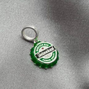 Pingente prata 925 tampa Heineken com detalhe verde esmaltado sobre fundo metalizado