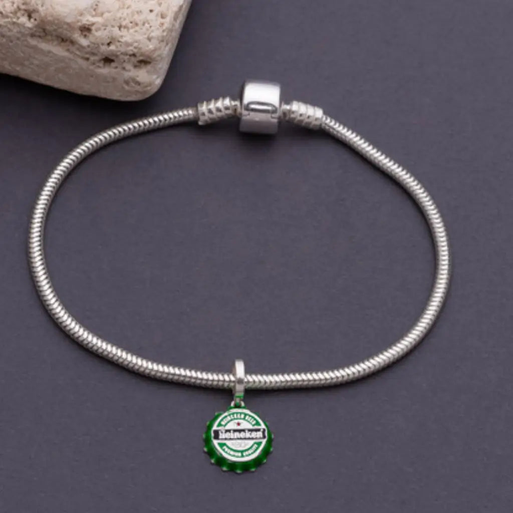 Pulseira com berloque tampa Heineken prata 925, acessório divertido e original