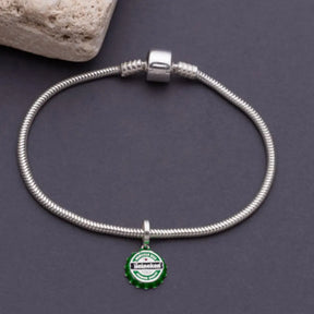 Pulseira com berloque tampa Heineken prata 925, acessório divertido e original