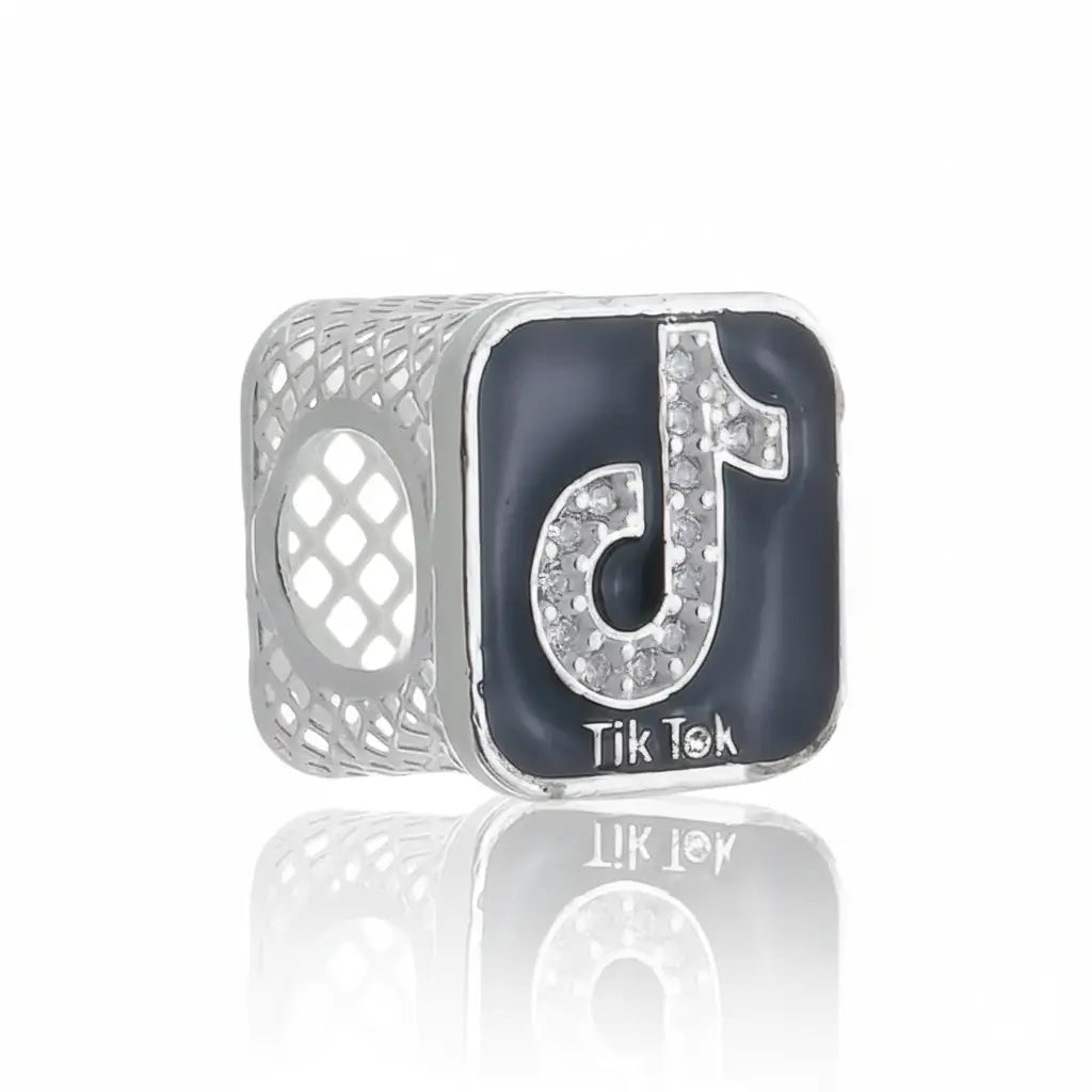 Berloque de prata 925 em forma de cubo com logotipo do TikTok cravejado de zircônias, estilo moderno.