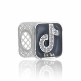 Berloque de prata 925 em forma de cubo com logotipo do TikTok cravejado de zircônias, estilo moderno.