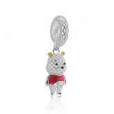 Berloque em Prata 925 do Ursinho Pooh 3D com malha vazada e detalhes em esmalte vermelho e amarelo.