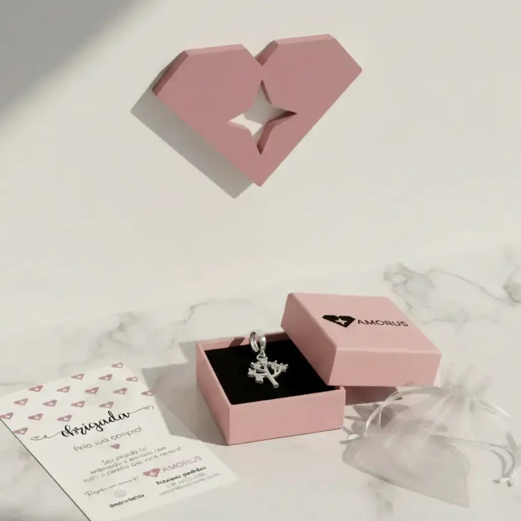 Berloque em Prata 925 Árvore com Pontos de Luz dentro de caixa rosa da Amorus, acompanhado de saquinho de tule branco e cartão de agradecimento