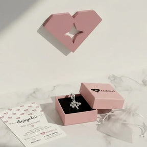 Berloque em Prata 925 Árvore com Pontos de Luz dentro de caixa rosa da Amorus, acompanhado de saquinho de tule branco e cartão de agradecimento
