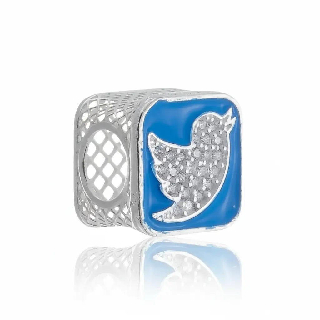 Berloque prata 925 com logo do Twitter cravejado, design 3D esmaltado azul em fundo branco