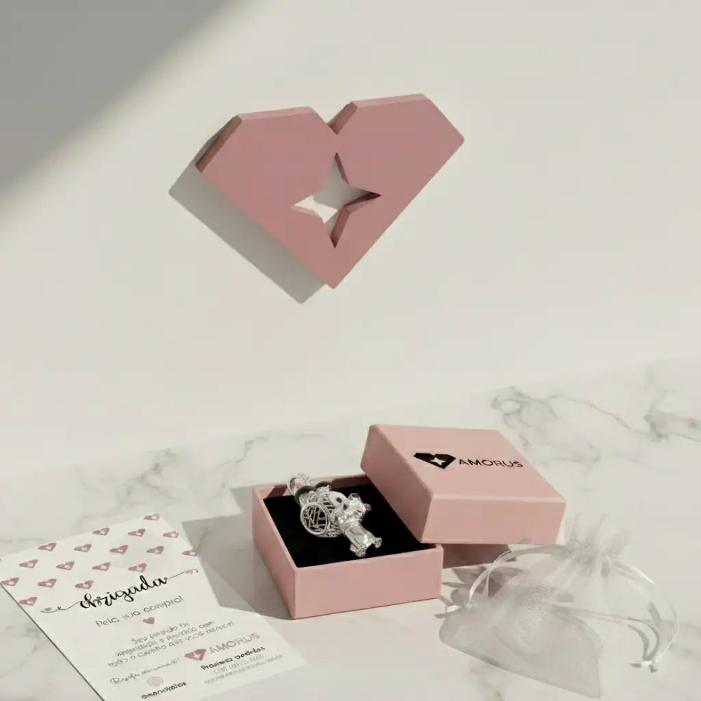 Berloque de prata 925 em formato de cachorrinho 3D, apresentado em caixa rosa AMORUS com cartão de agradecimento e saquinho.