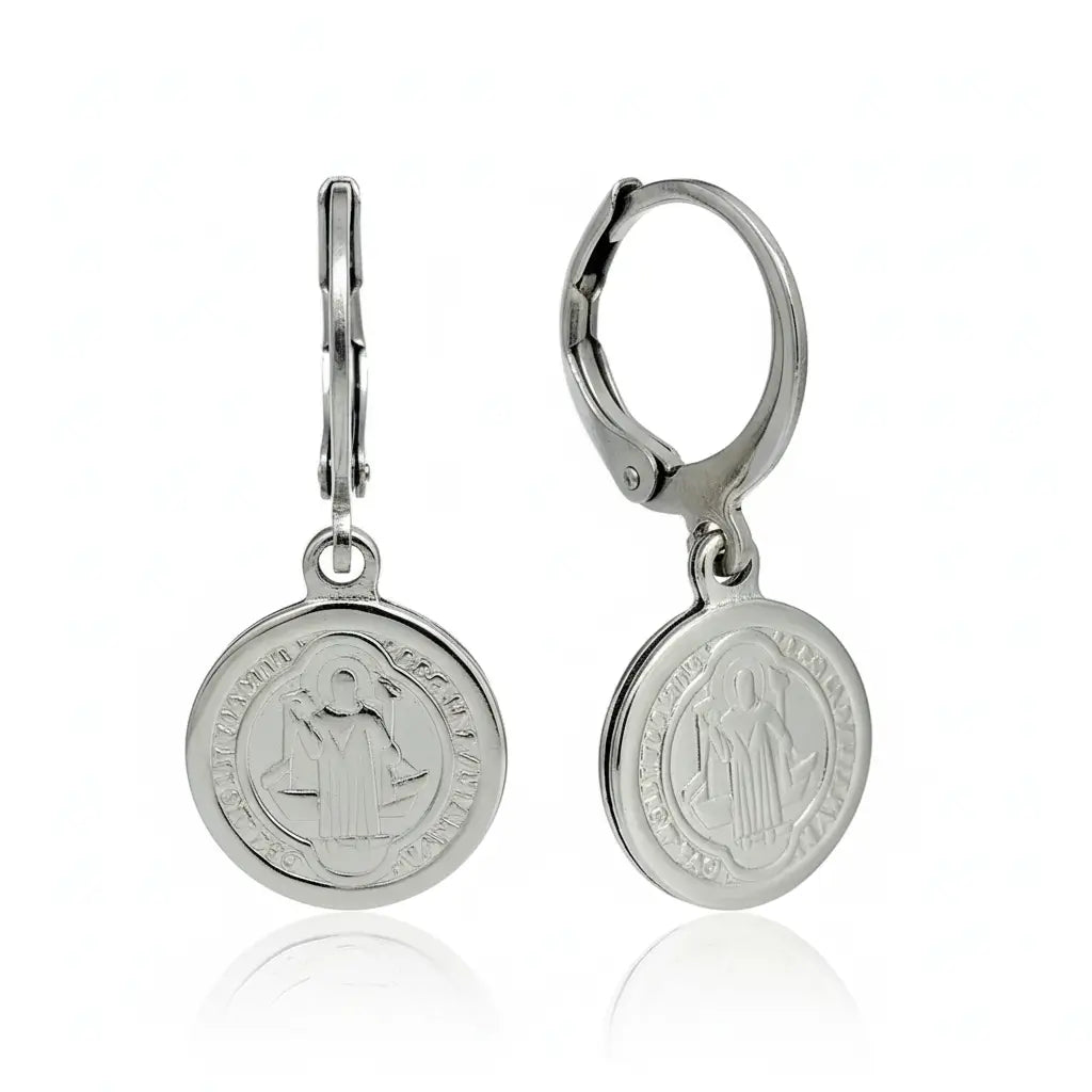 Par de argolas em aço cirúrgico com pingente redondo da medalha de São Bento.