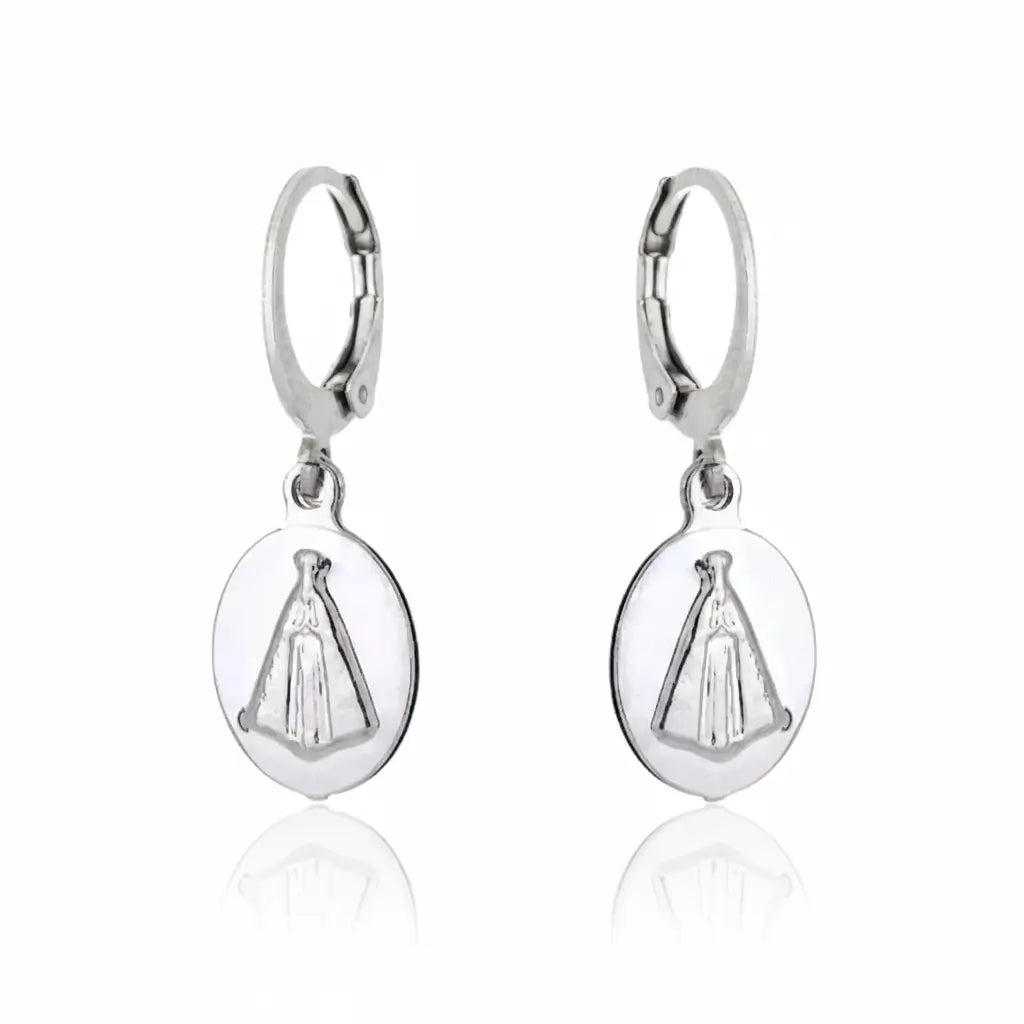 Brincos de argola com pingente oval em aço, com imagem da Nossa Senhora Aparecida gravada.