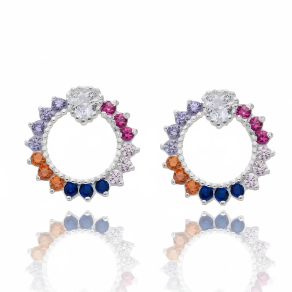 Par de brincos de prata 925 em formato circular, cravejado com zircônias coloridas em tons de rosa, azul, lilás e laranja.