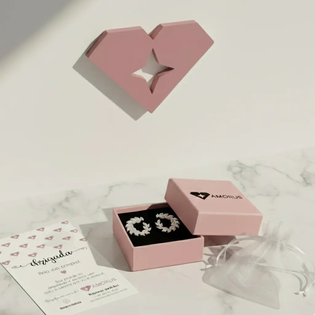 Brinco de ramos em Prata 925 na caixa de presente rosa da Amorus, ideal para presentear com estilo