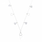 Choker em prata 925 com corações lisos e vazados distribuídos pela corrente, colar feminino moderno e delicado.