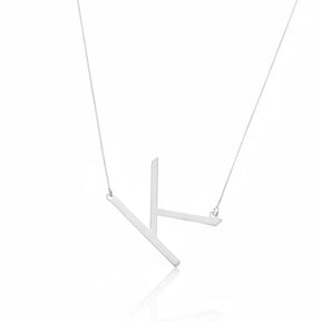 Colar de prata 925 com pingente minimalista em forma da letra K.