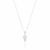 Colar de prata 925 com pingente em forma de menina cravejada com zircônias, em fundo branco e reflexo sutil abaixo da peça.