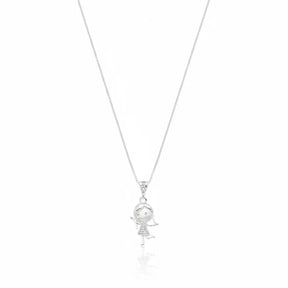 Colar de prata 925 com pingente em forma de menina cravejada com zircônias, em fundo branco e reflexo sutil abaixo da peça.