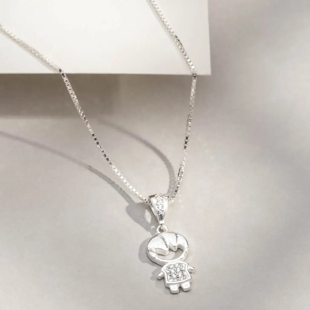 Colar de prata 925 com pingente de menino em fundo claro, representando amor e delicadeza.