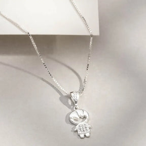 Colar de prata 925 com pingente de menino em fundo claro, representando amor e delicadeza.