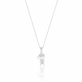 Colar de prata 925 com pingente em formato de menino cravejado com zircônias, exibido em fundo branco com reflexo elegante.