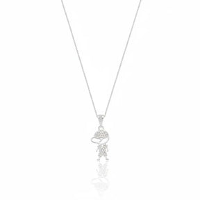 Colar de prata 925 com pingente em formato de menino cravejado com zircônias, exibido em fundo branco com reflexo elegante.