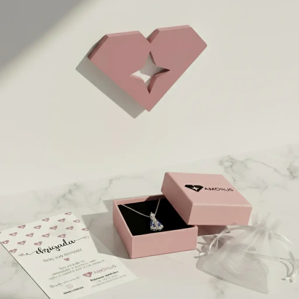 Colar Nossa Senhora Aparecida em Prata 925 com pedras azuis na caixa rosa da Amorus, ideal para presente