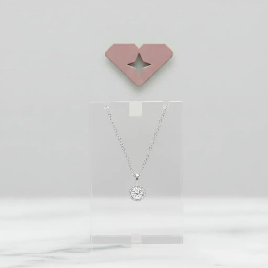 Colar feminino ponto de luz em prata 925 exposto em suporte acrílico, com fundo neutro e decoração minimalista 