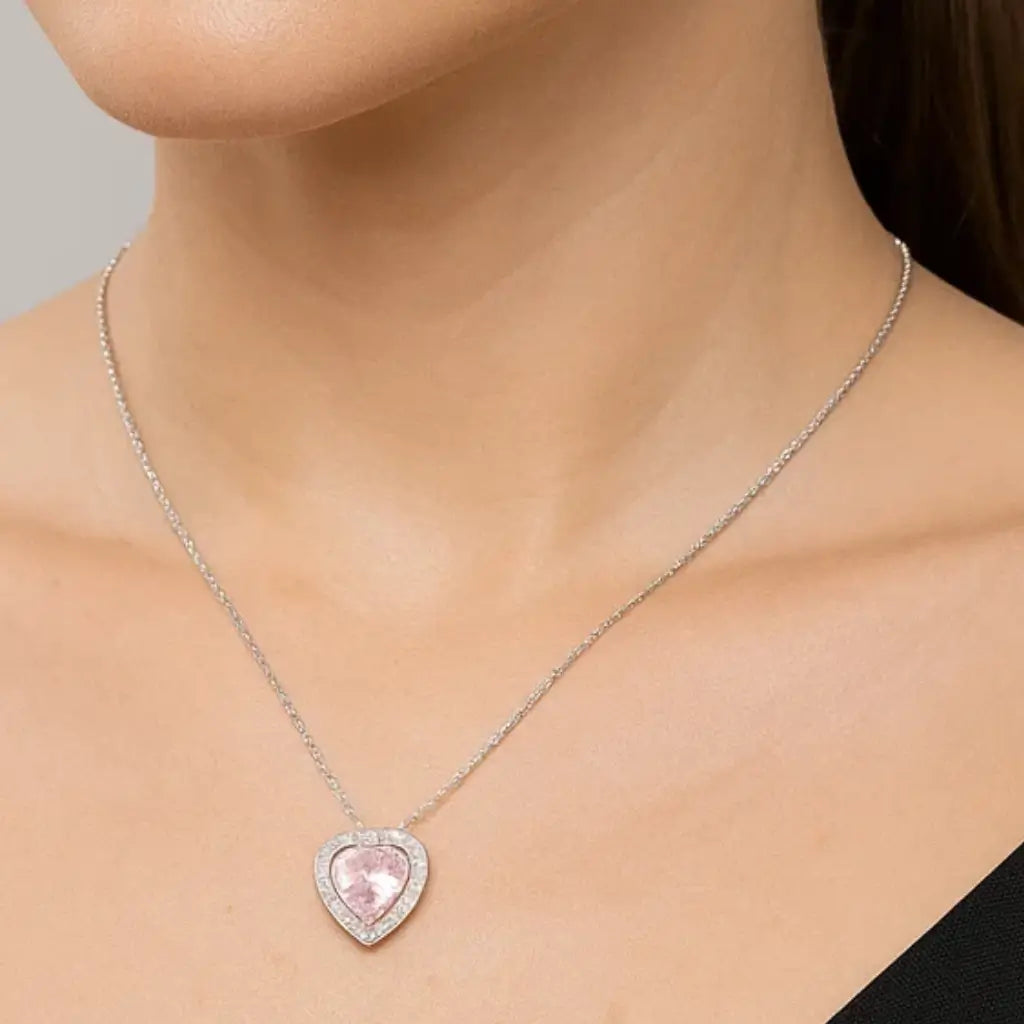 modelo usando colar de coração rosa cravejado